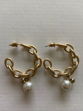 Load image into Gallery viewer, Link Hoop &amp; Pearl Earrings (also available in silver)
