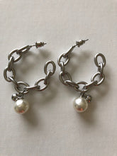 Load image into Gallery viewer, Link Hoop &amp; Pearl Earrings (also available in silver)
