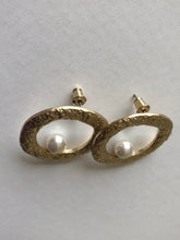 Load image into Gallery viewer, Circle Pearl Earrings
